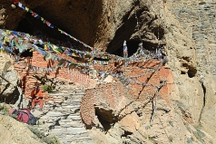 спонсирование трехгодичного ретрита с самозаточением в Бутане